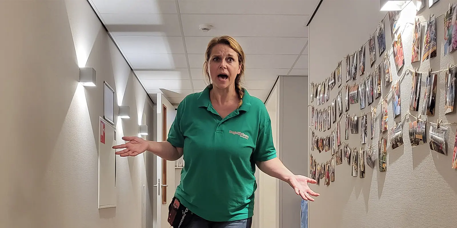 Isabel loopt zichtbaar verontwaardigd over de gang om mee te gaan in de boosheid van de bewoner. We moeten niet voorbijgaan aan emoties van mensen met dementie, vertelt ze in haar nieuwe blog.