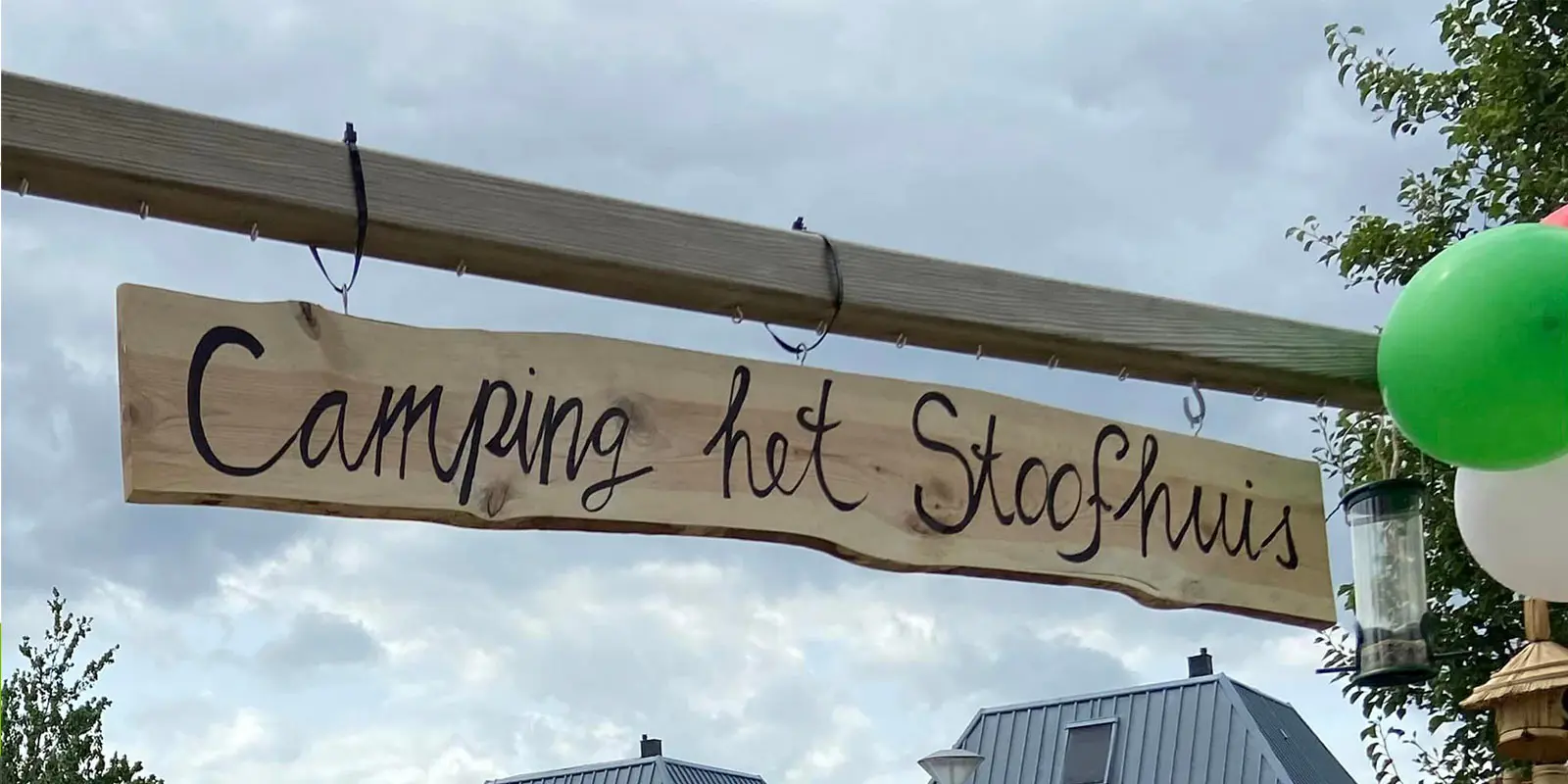 Bordje 'Camping Het Stoofhuis', voor de jarenzeventig-camping die deze zomer in de tuin is opgebouwd voor de bewoners.