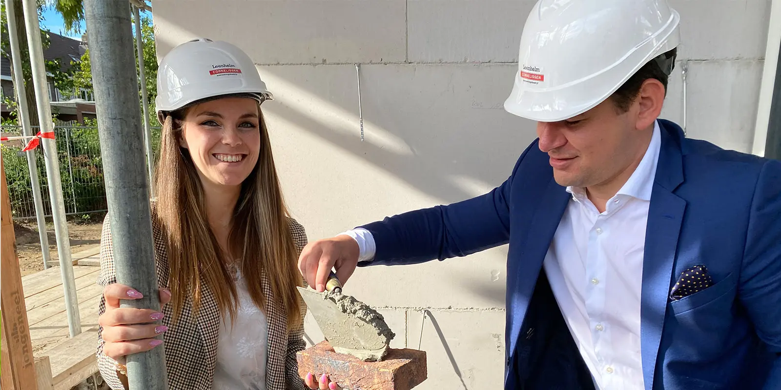 Locatiemanager en wethouder Marco Peters metselen samen de eerste steen van Het Meulemanhuis, onze woonzorglocatie voor mensen met dementie in Heerlen.