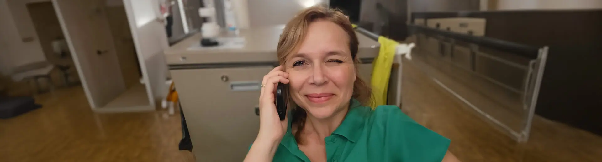 Gespecialiseerd verzorgende psychogeriatrie zit tijdens haar dienst in een huis voor mensen met dementie van Dagelijks Leven, verstopt achter de medicijnkar. Ze moet bellen met Toos.