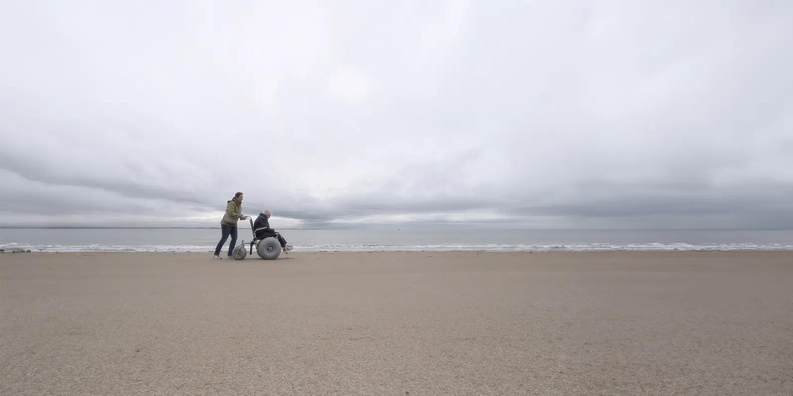 Het Toorenhuis vierde het achtjarig bestaan aan zee! Bewoners, verwanten, medewerkers en vrijwilligers vertrokken samen vanuit de woonzorglocatie voor mensen met dementie in Middelburg richting strand voor een mooie dag.