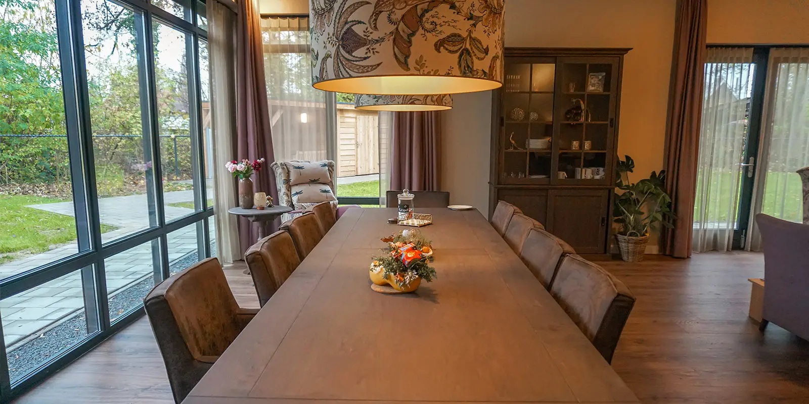 De bewoners van onze woonzorglocatie voor mensen met dementie hebben vaak een favoriete plek aan de eettafel, blogt helpende Marian. Maar wat als de bewoners aan die tafel niet bij elkaar passen. Ter illustratie een foto van een lege eettafel in een huis van Dagelijks Leven.