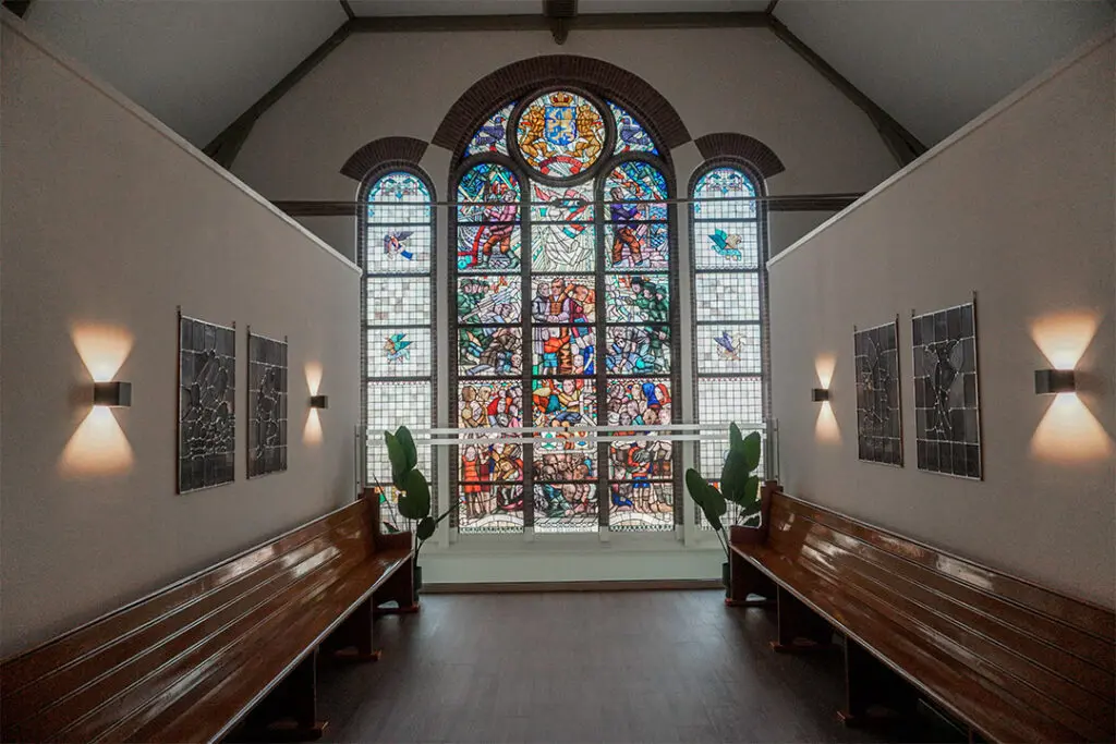 Een foto van de gezellige en knusse inrichting van Het Oosterkerkhuis waar mensen met dementie kleinschalig wonen, anders dan in een verzorgingshuis