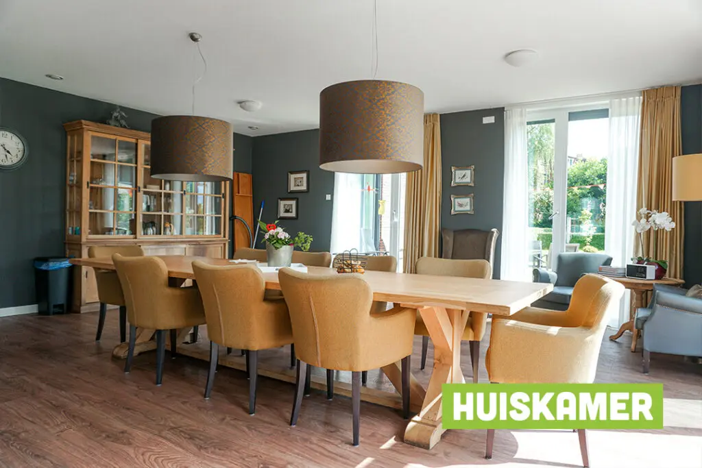 Een foto van de gezellige en knusse inrichting van Het Staatsliedenhuis waar mensen met dementie kleinschalig wonen, anders dan in een verzorgingshuis