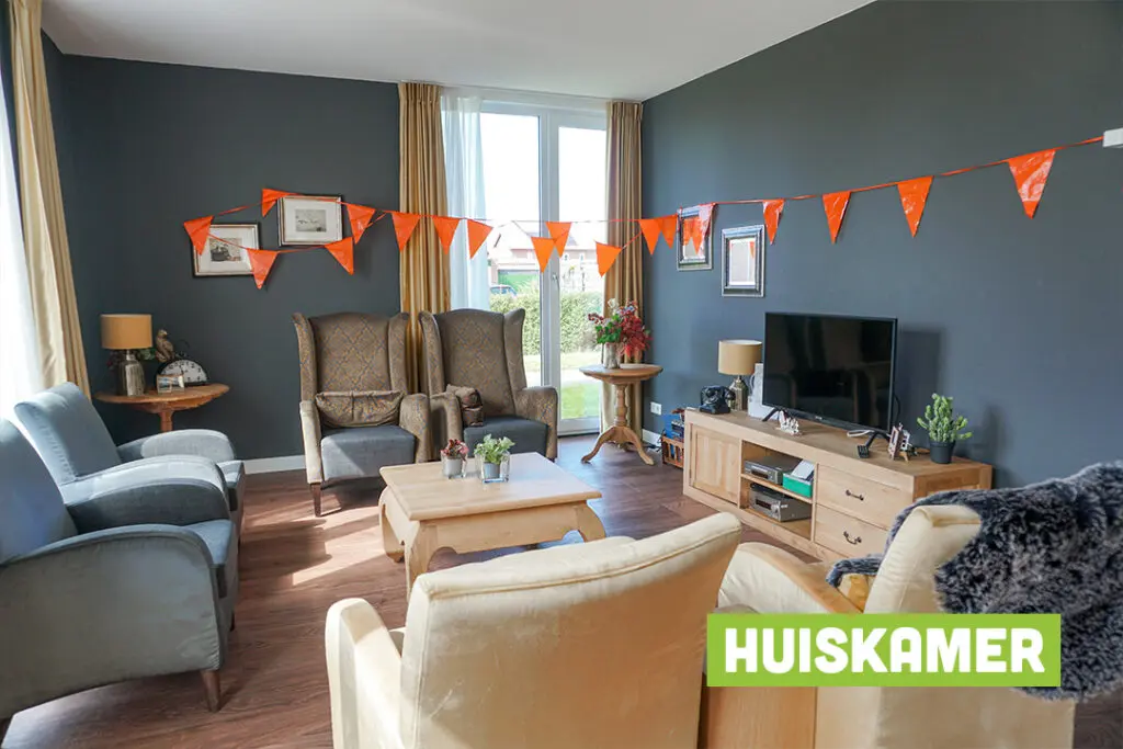 Een foto van de gezellige en knusse inrichting van Het Staatsliedenhuis waar mensen met dementie kleinschalig wonen, anders dan in een verzorgingshuis
