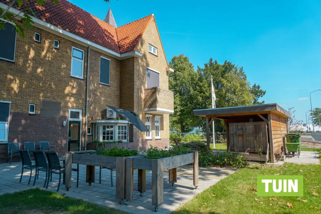 Een foto van de tuin van Het Langenlindenhuis van Dagelijks Leven waar mensen met dementie kleinschalig en betaalbaar wonen in een particuliere zorginstelling
