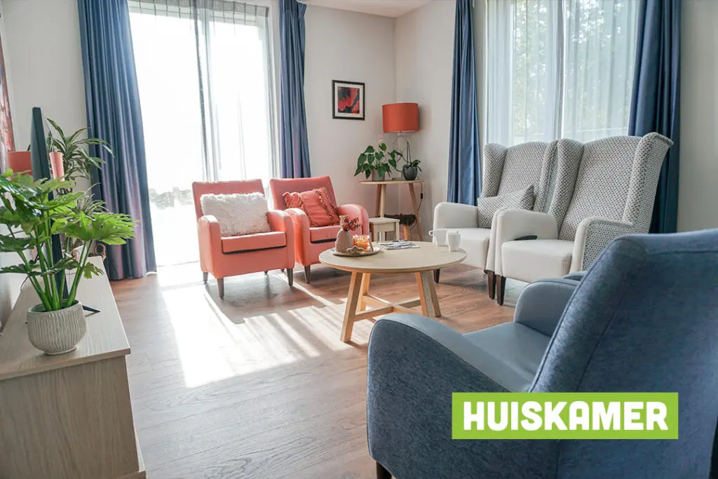 Een foto van de gezellige en knusse inrichting van Het Picardthuis waar mensen met dementie kleinschalig wonen, anders dan in een verzorgingshuis