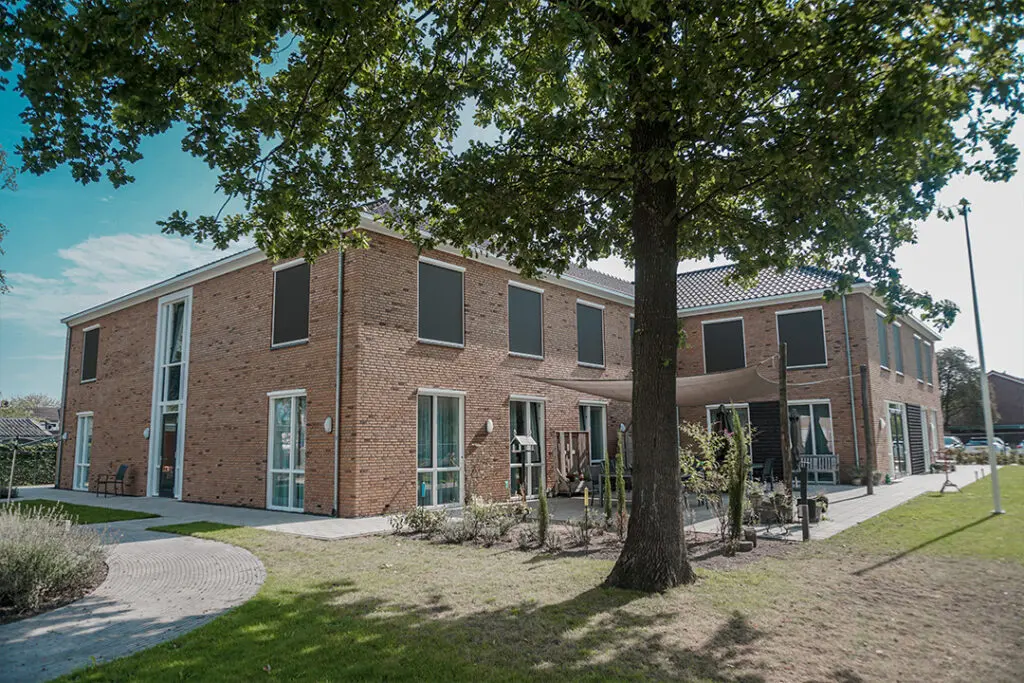 Een foto van de tuin van Het Picardthuis van Dagelijks Leven waar mensen met dementie kleinschalig en betaalbaar wonen in een particuliere zorginstelling