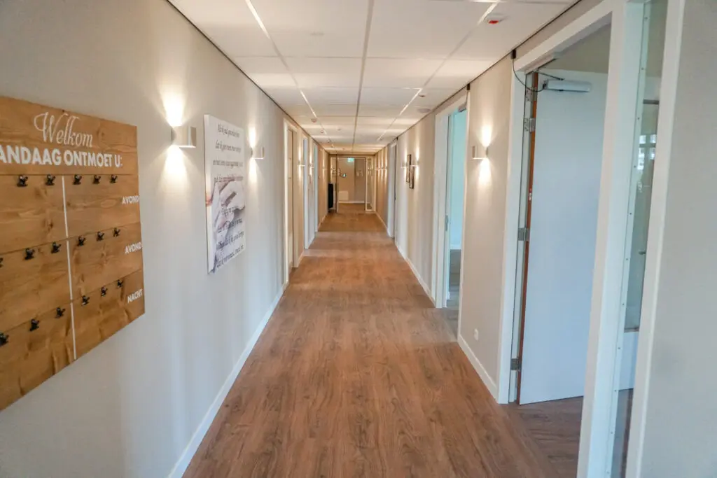 Een foto van de gezellige en knusse inrichting van Het Wikenhuis waar mensen met dementie kleinschalig wonen, anders dan in een verzorgingshuis