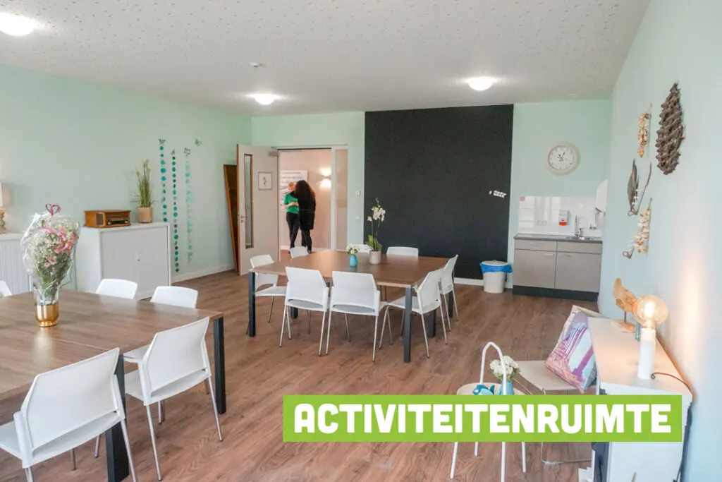 Een foto van de gezellige en knusse inrichting van Het Wikenhuis waar mensen met dementie kleinschalig wonen, anders dan in een verzorgingshuis