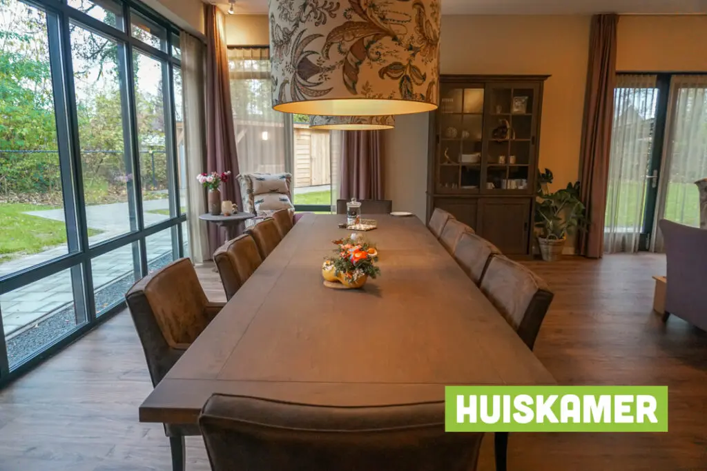 Een foto van de gezellige en knusse inrichting van Het Boomgaardhuis waar mensen met dementie kleinschalig wonen, anders dan in een verzorgingshuis