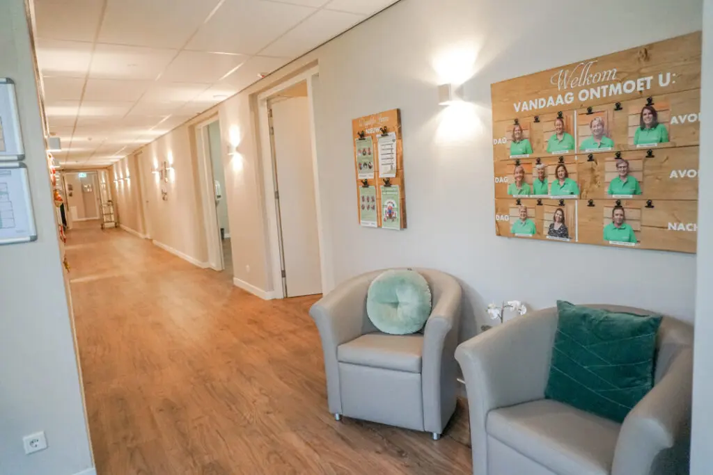 Een foto van de gezellige en knusse inrichting van Het Boomgaardhuis waar mensen met dementie kleinschalig wonen, anders dan in een verzorgingshuis
