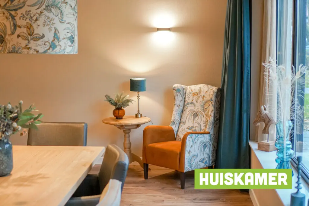 Een foto van de gezellige en knusse inrichting van Het Boomgaardhuis waar mensen met dementie kleinschalig wonen, anders dan in een verzorgingshuis