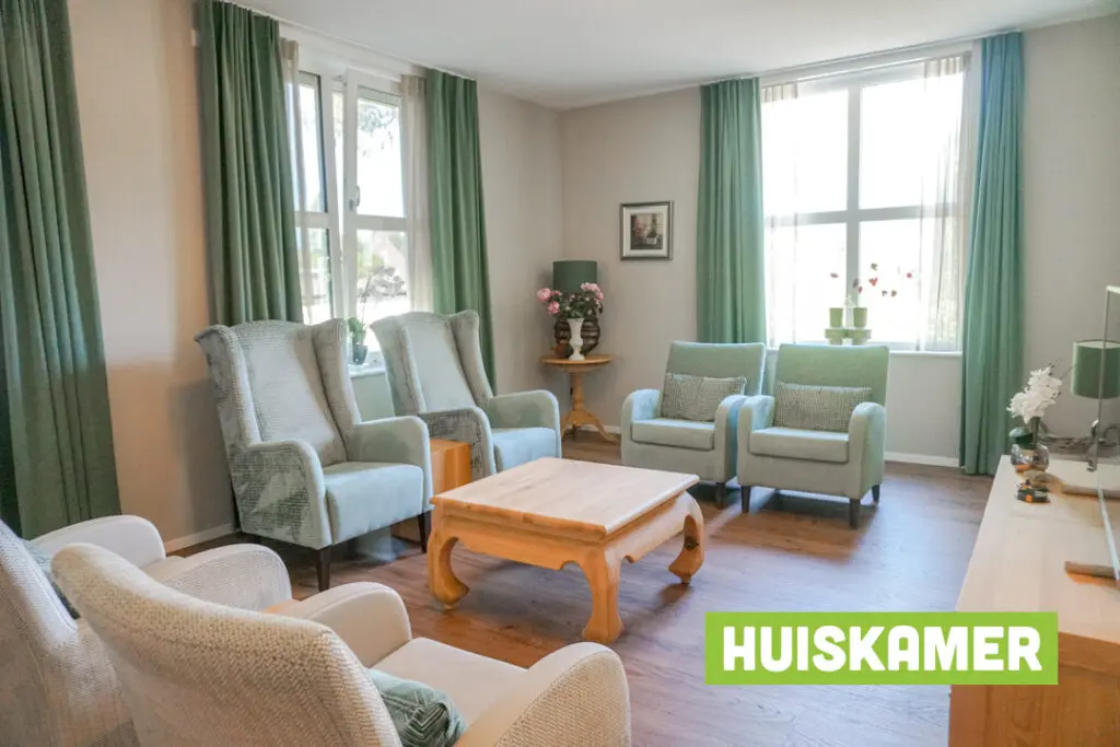 Een foto van de gezellige en knusse inrichting van Het Mijnwerkershuis waar mensen met dementie kleinschalig wonen, anders dan in een verzorgingshuis