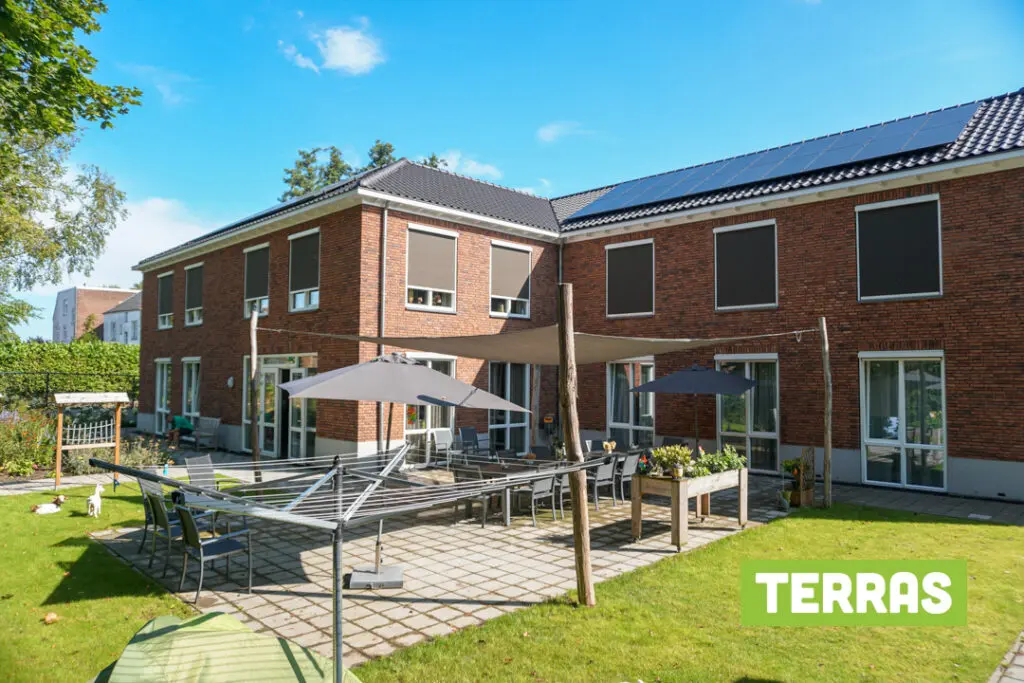Een foto van de tuin van Het Mijnwerkershuis van Dagelijks Leven waar mensen met dementie kleinschalig en betaalbaar wonen in een particuliere zorginstelling