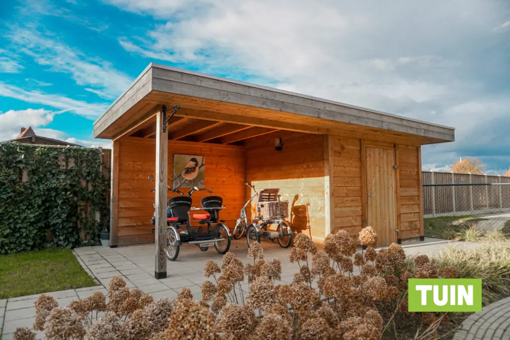 Een foto van de tuin van Het Vandermolenhuis van Dagelijks Leven waar mensen met dementie kleinschalig en betaalbaar wonen in een particuliere zorginstelling