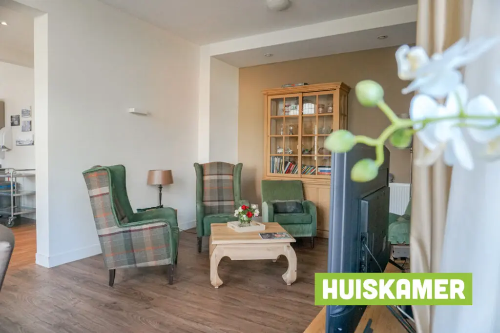 Een foto van de gezellige en knusse inrichting van Het Welgelegenhuis waar mensen met dementie kleinschalig wonen, anders dan in een verzorgingshuis
