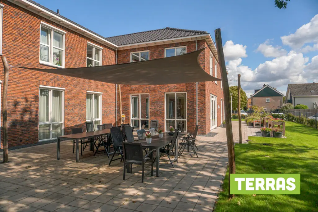 Een foto van de tuin van Het Anjerhuis van Dagelijks Leven waar mensen met dementie kleinschalig en betaalbaar wonen in een particuliere zorginstelling