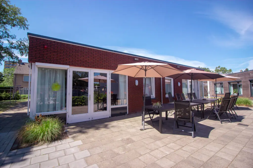Een foto van de tuin van Het Jasmijnhuis van Dagelijks Leven waar mensen met dementie kleinschalig en betaalbaar wonen in een particuliere zorginstelling