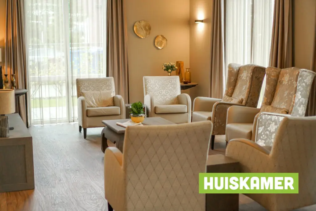Een foto van de gezellige en knusse inrichting van Het Enkhuis waar mensen met dementie kleinschalig wonen, anders dan in een verzorgingshuis
