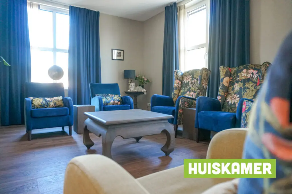 Een foto van de gezellige en knusse inrichting van Het Hoevehuis waar mensen met dementie kleinschalig wonen, anders dan in een verzorgingshuis