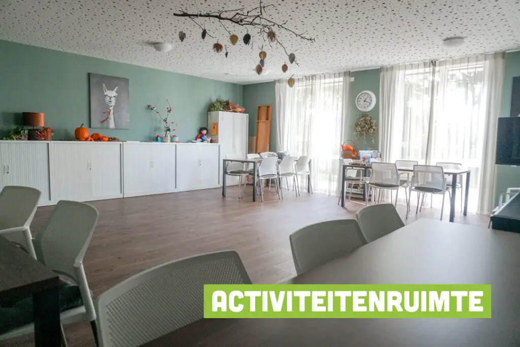 Een foto van de gezellige en knusse inrichting van Het Hoevehuis waar mensen met dementie kleinschalig wonen, anders dan in een verzorgingshuis