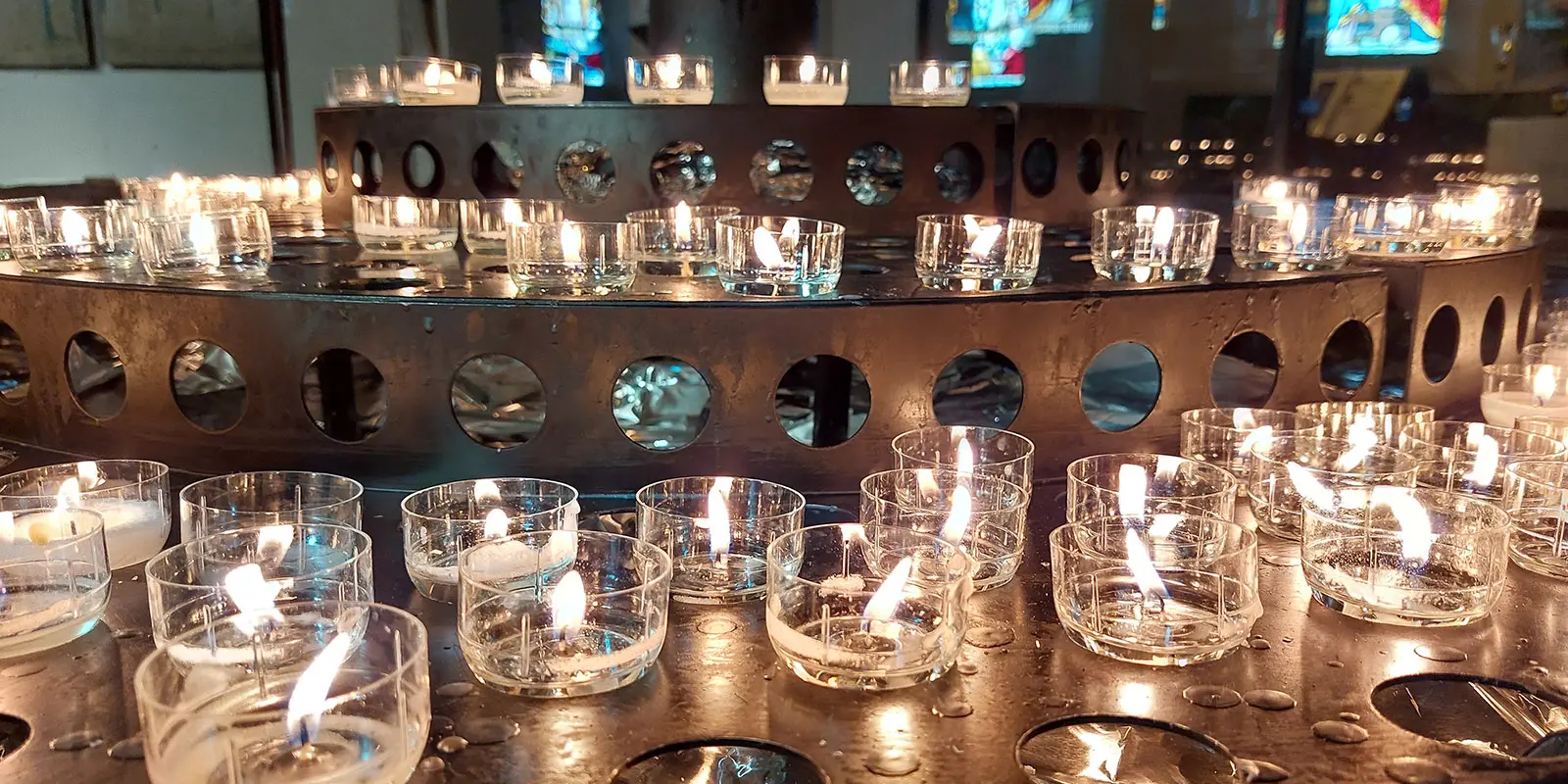 Kaarsjes aangestoken in de kapel voor de overleden vriendinnen uit de woonzorglocatie voor mensen met dementie.