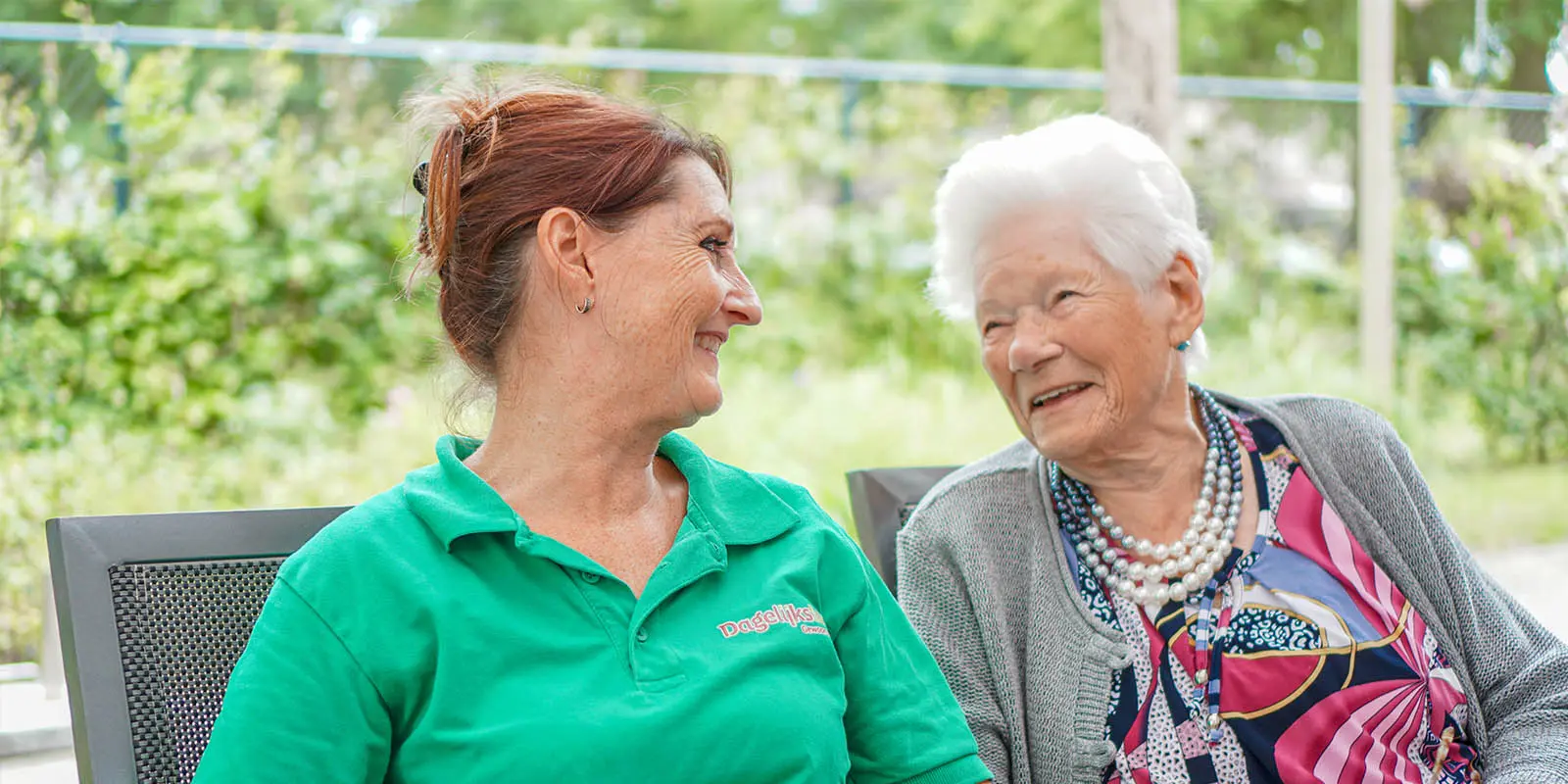 Ken mij, zie mij, hoor mij, laat mij, wat betekent deze visie op dementiezorg voor onze gastvrouw/huishoudelijk medewerker Francisca? Dat vertelt ze ons met een gedicht. Op de foto een bewoner en een medewerker van Dagelijks Leven die naar elkaar lachen. Ter illustratie.