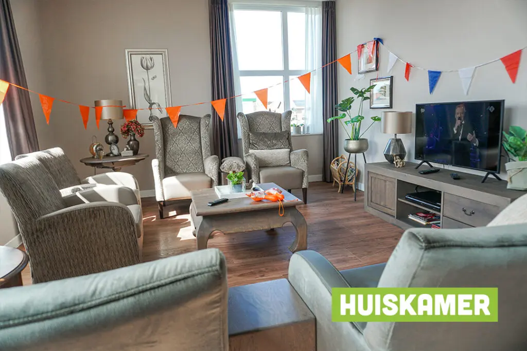 Tv hoek versierd in Oranje tinten voor het EK bij Het Staatsliedenhuis
