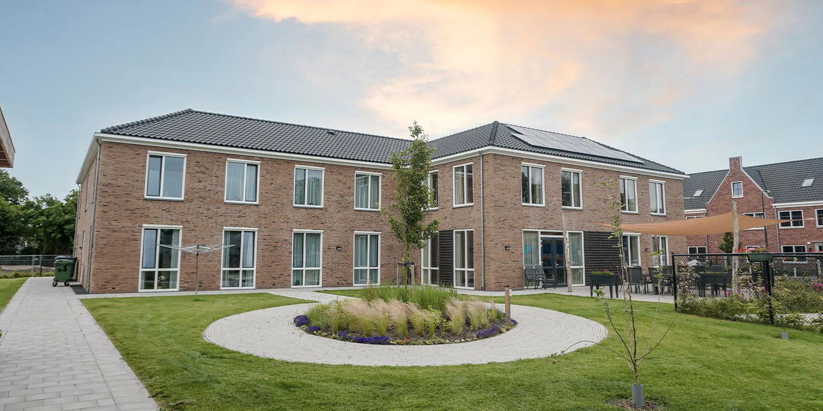 Foto van Het Alterehuis +van Dagelijks Leven in Halsteren. Hier wonen mensen met dementie, zoals Alzheimer in een kleinschalige setting bij elkaar. De woonzorglocatie heeft een grote tuin.