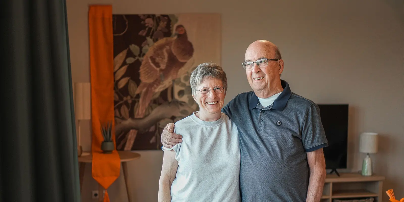 De eerste bewoner van Het Buitenvestehuis, de kleinschalige woonzorglocatie voor mensen met dementie van Dagelijks Leven in Steenbergen, samen met zijn vrouw.