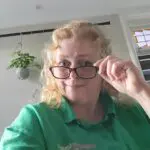 Portretfoto van Kitty, die blogt over haar werk als helpende in de dementiezorg.