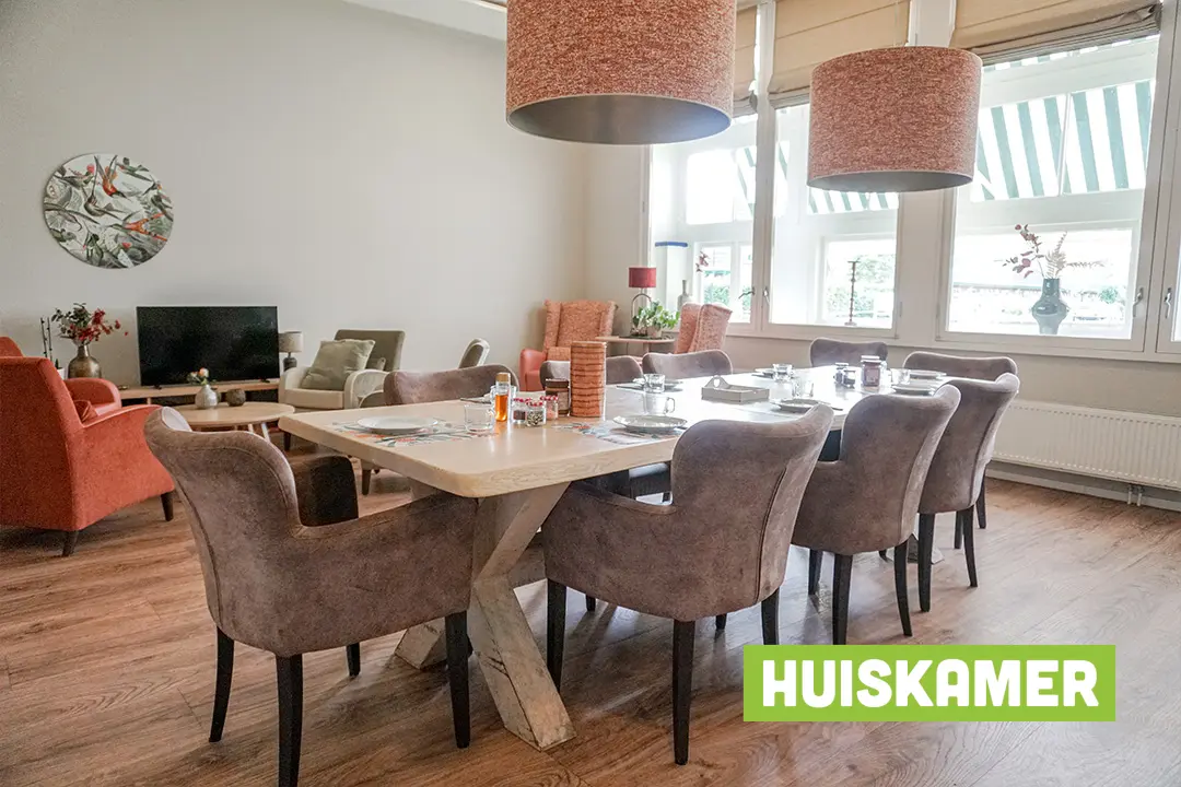 Huiskamer van Het Wilderinkhuis, kleinschalige woonzorglocatie voor mensen met dementie in Hengelo.