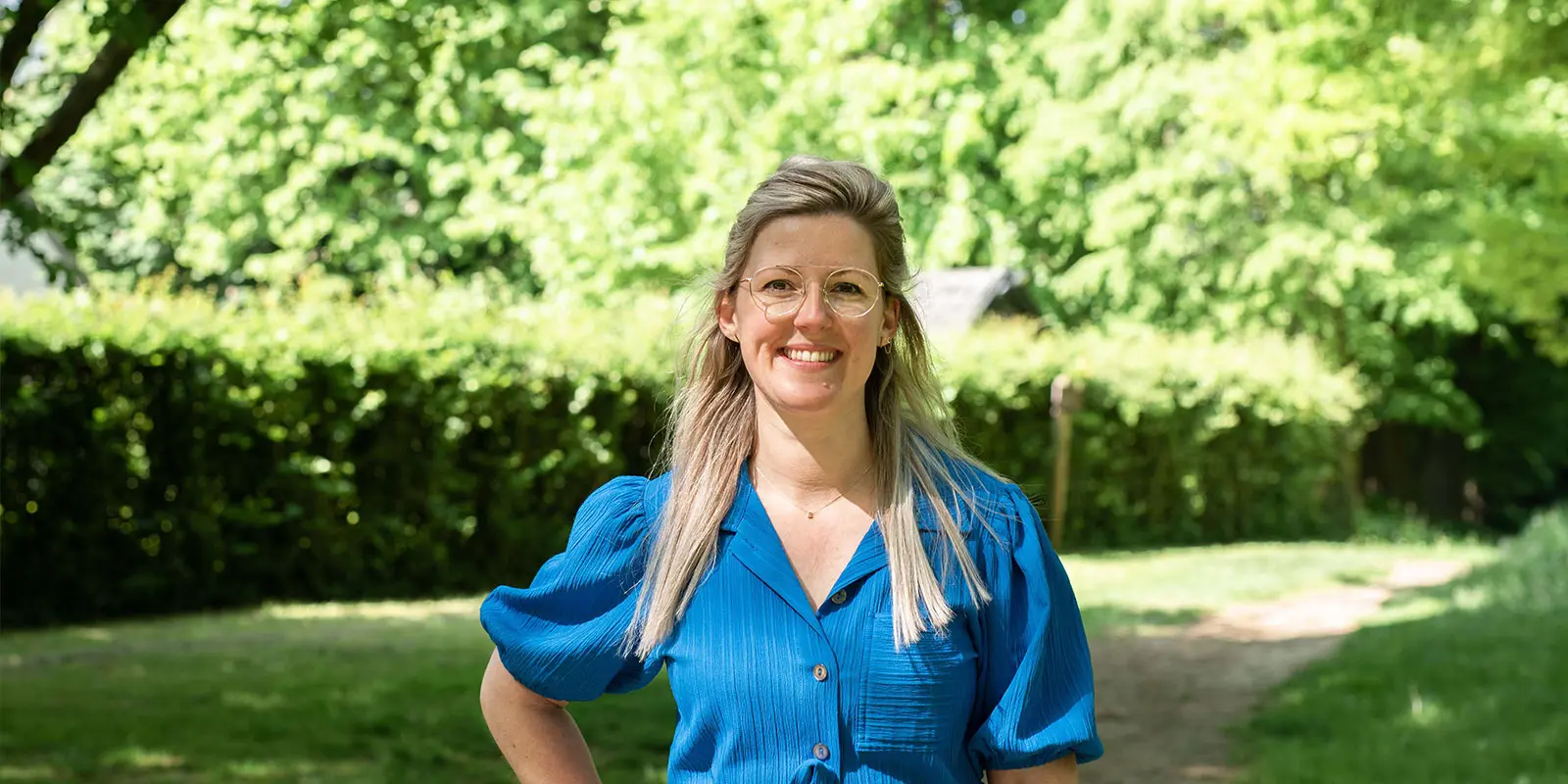 Met humor kan je verbinding opzoeken met iemand met dementie, vertelt de psycholoog op de foto in Loes Verheijden nieuwe blog.
