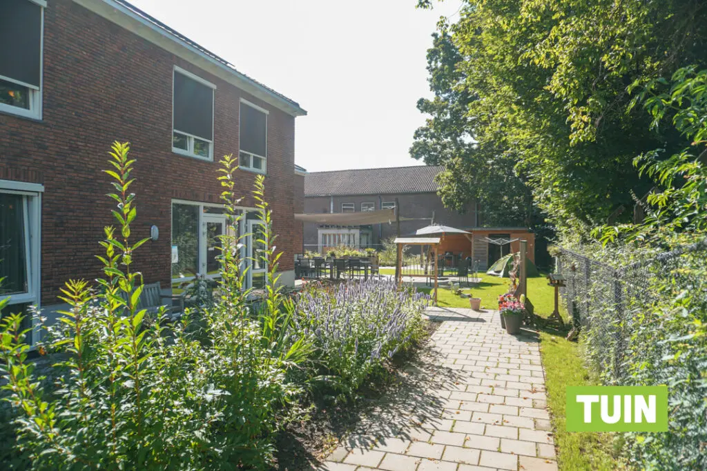 De tuin van Het Mijnwerkershuis staat in bloei, voor mensen met dementie in Kerkrade