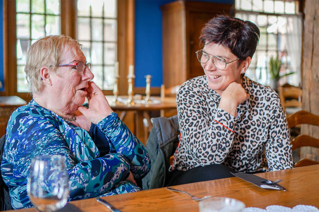 moeder met dementie praat met dochter over het leven