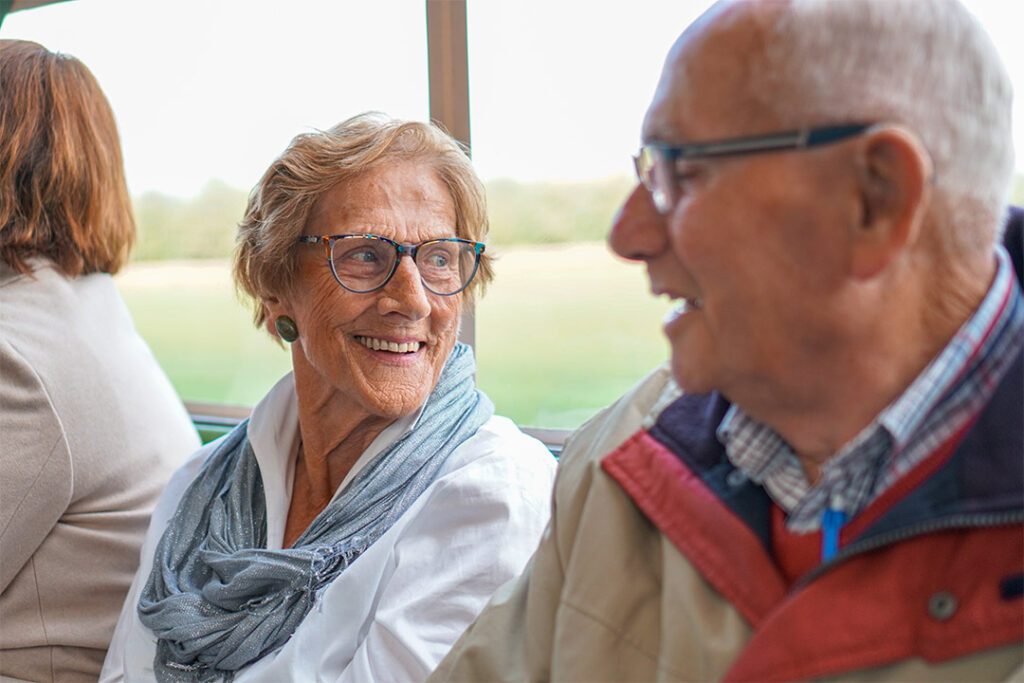 Mevrouw met dementie kijkt naar buiten en denkt aan wat ze nog moet regelen