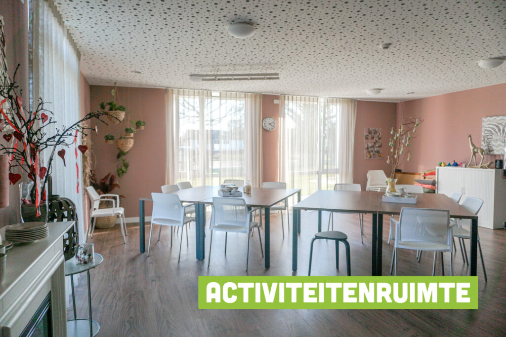 Een foto van de gezellige en knusse inrichting van Het Ravelijnhuis waar mensen met dementie kleinschalig wonen, anders dan in een verzorgingshuis
