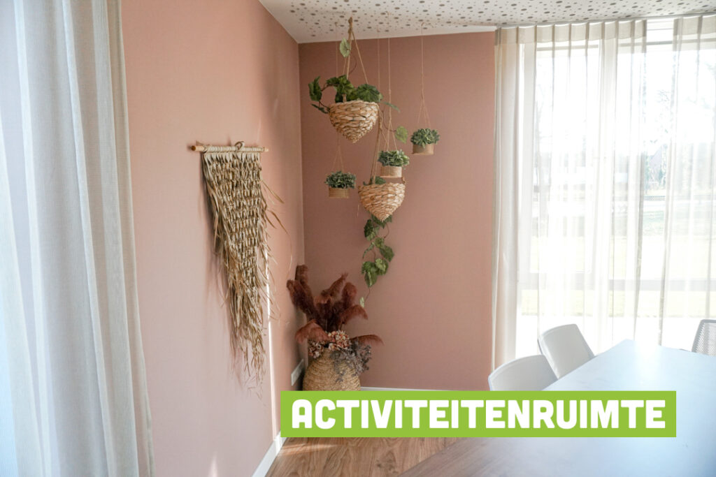 Een foto van de gezellige en knusse inrichting van Het Ravelijnhuis waar mensen met dementie kleinschalig wonen, anders dan in een verzorgingshuis