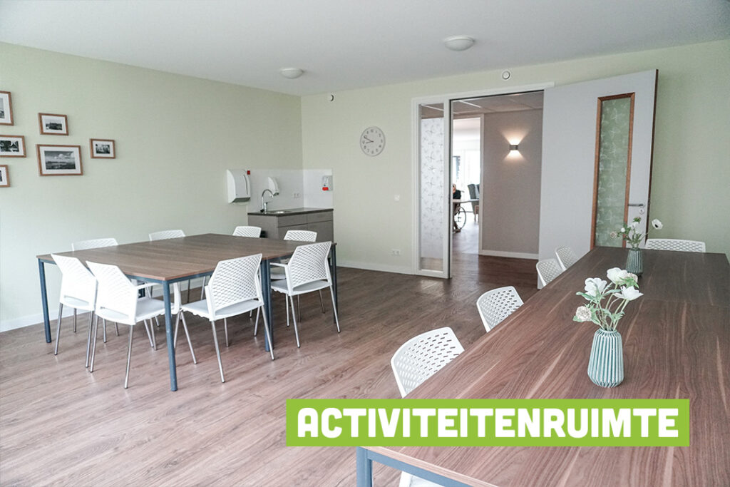 Oudere bewoners samen koffie drinken aan keukentafel kleinschalige woonvorm Het Jasmijnhuis, Jasmijnstraat, Ridderkerk