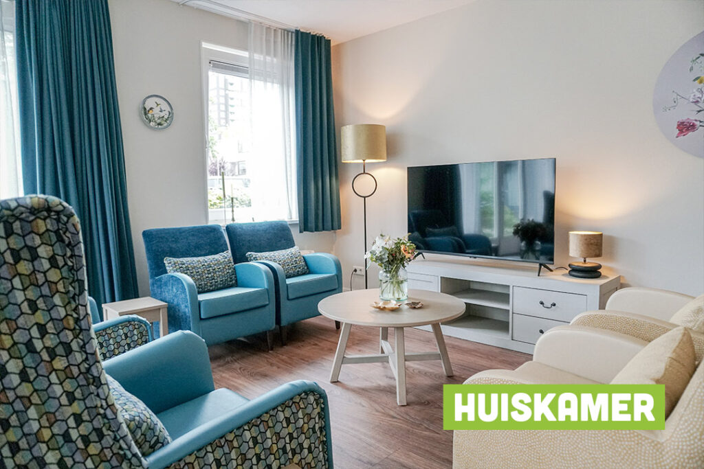 Huiselijke sfeer studio bewoner met dementie eigen meubels Het Jasmijnhuis, Jasmijnstraat, Ridderkerk
