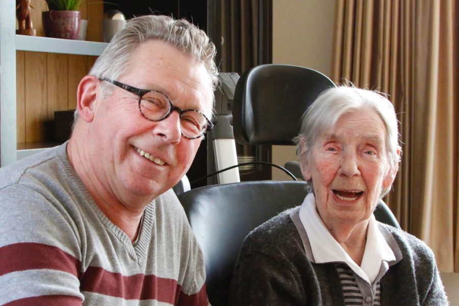 Paul samen met zijn moeder met dementie lachend naar de camera in Het Venenhuis in Deventer