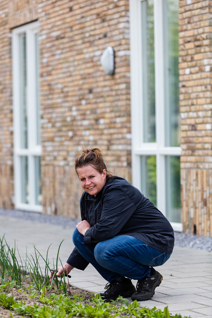 Anja is kok bij Dagelijks Leven en plukt groenten uit de moestuin van de locatie om hier vers mee te koken