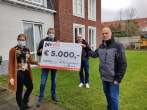 Locatiemanager Anja krijgt een cheque overhandigt voor de BelevenisTafel