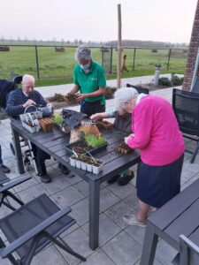 Blogger Ans Meijerink, verzorgende IG bij Dagelijks Leven, verzorgt planten samen met bewoners van Het Beekdalhuis in Wierden
