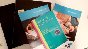 De boeken die verzorgende Isabel gebruikt voor haar opleiding GVP