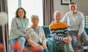 Echtpaar met dementie dat samenwoont in de echtparenstudio van dagelijks Leven samen met hun twee dochters in de huiskamer