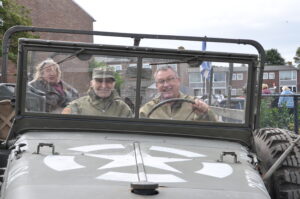 Bewoner met dementie toert samen met zijn zoon in een legervoertuig door Vlissingen.