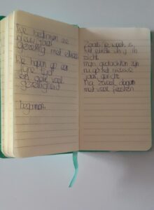 Bewoners met dementie dichten samen over de feestdagen. Op de foto het notitieblokje.