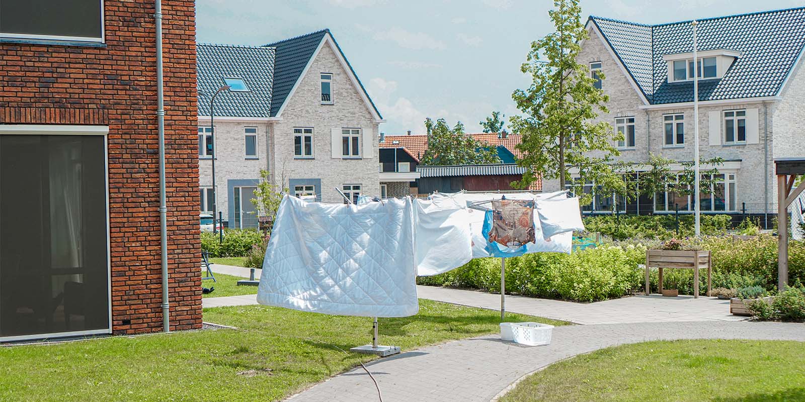 De kleinschalige en betaalbare woonzorglocaties van Dagelijks Leven staan altijd midden in de wijk, dicht bij familie en naasten. Ter illustratie bij informatie voor gemeenten en projectontwikkelaars.